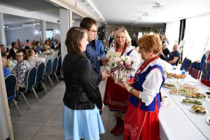 Uczestnicy wręczają upominek