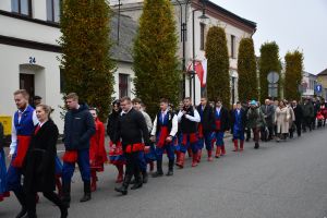 Przemarsz uczestników uroczystości z kościoła na rynek