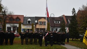 Poczet flagowy wciąga flagę na maszt