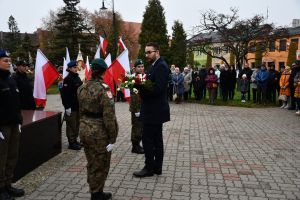 Poseł na Sejm RP Piotr Kowal składa kwiaty przed pomnikiem