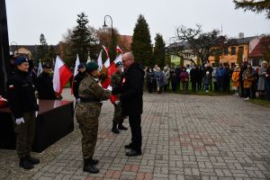 Członek zarządu województwa kujawsko-pomorskiego Marek Wojtkowski składa kwiaty przed pomnikiem