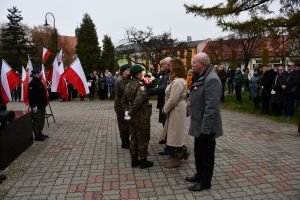 Delegacja Powiatu Radziejowskiego z kwiatami