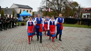 Uczniowie ZSM tańczą Poloneza